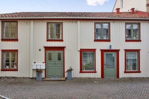 Lokalen i markplan har egen ingång och bra skyltfönster mot Gamla Strandgatan