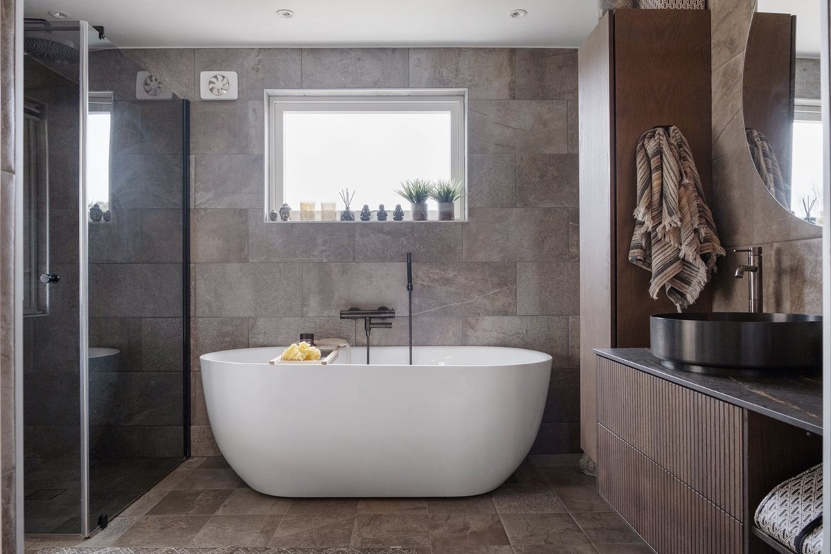 Vackert badrum på entréplan