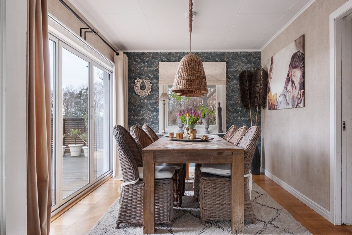 Matsal med vikdörrar ut till altan