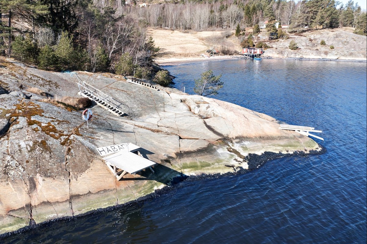 En kort promenad och du har både strand och klippor att välja emellan