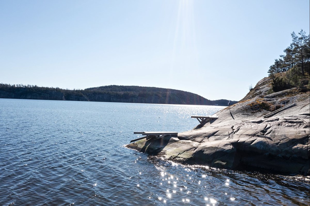 Härliga bad väntar, både från strand och klippor