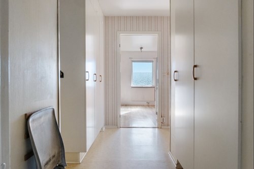 En ljus hall med gått om garderober