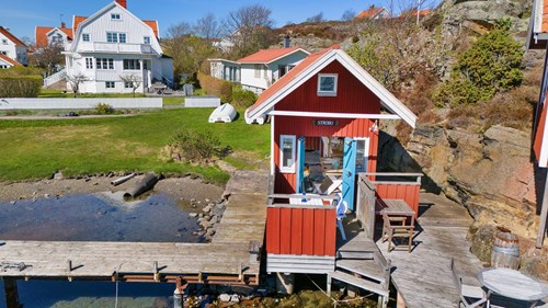 Sommarlyx med egen altan och brygga med plats för din båt.