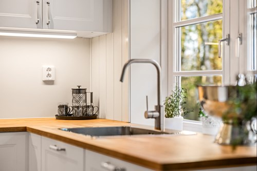 Inredningsstilen består, det vita möter trä och naturen utanför fönstret