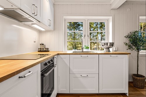 Ett helt nytt kök i lantlig stil är på plats