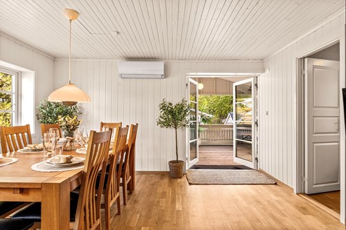 Vidare har vardagsrummet dubbla dörrar mot verandan så uteliv och inomhusliv går i ett.