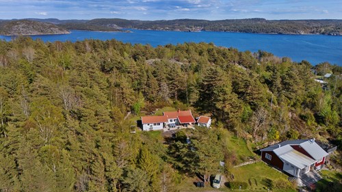 En privat oas omgiven av grönska oc kort promenad till bad och småbåtshamn