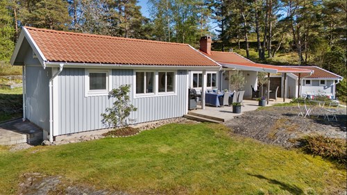 Trädgården är en skön naturtomt med gott om uteplatser