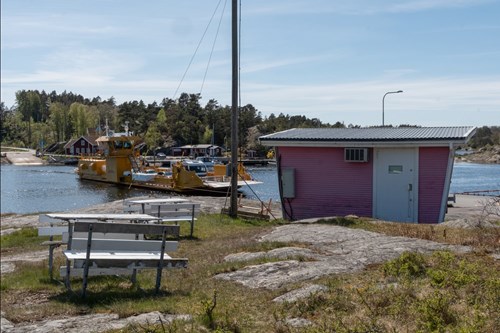 Vid färjan mot Flatön finns en gullig liten glasskiosk