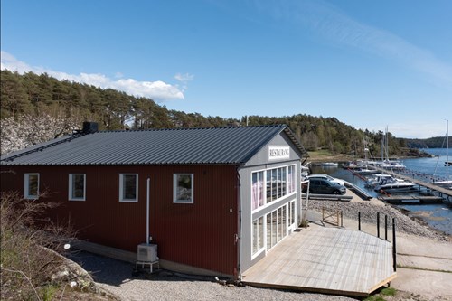 Nere vid Dragsmarks varv finns en uppskattad, nyöppnad restaurang "Lilla Varvet"