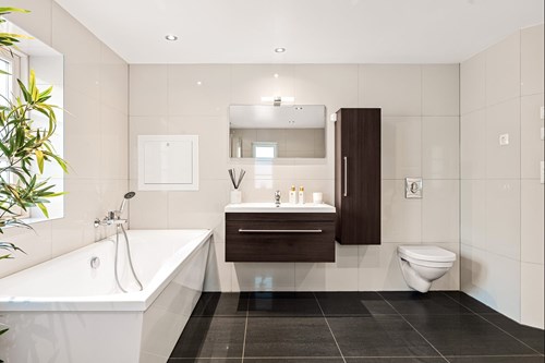 Vägghängd WC och plats för både badkar och separat dusch