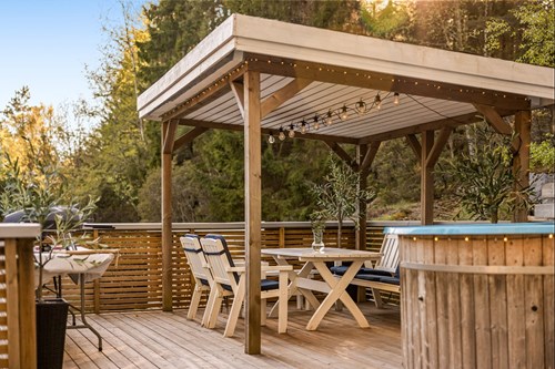Pergola för sena middagar under tak, efter bastubadet