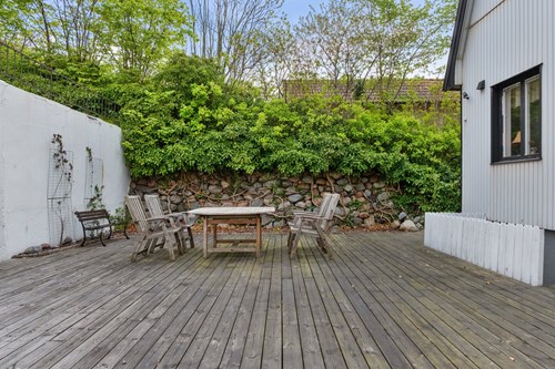 Fin baksida med uteplatser i etage