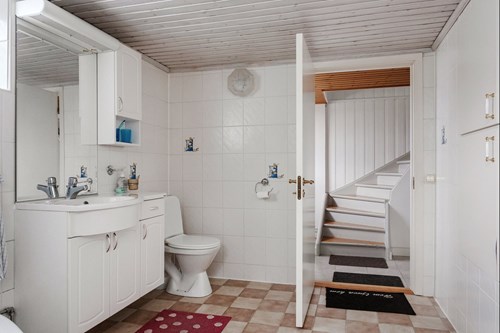 På källarplan har du badrum, extra rum samt tvättstuga/förråd med pannrum