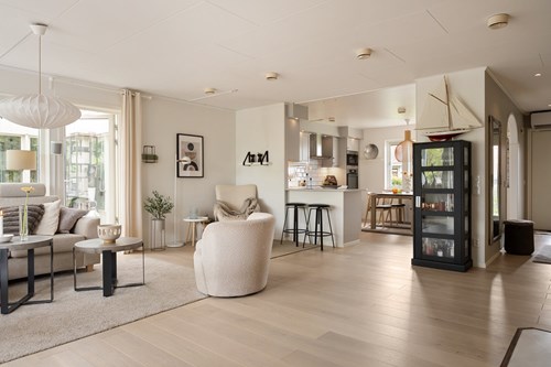 Öppen planlösning och fina ljusa ytskikt och enhetliga, tröskelfria ljusa ekgolv
