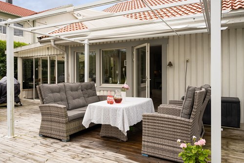 En ny pergola ger möjlighet till middagar under tak, om man nu inte väljer uterummet