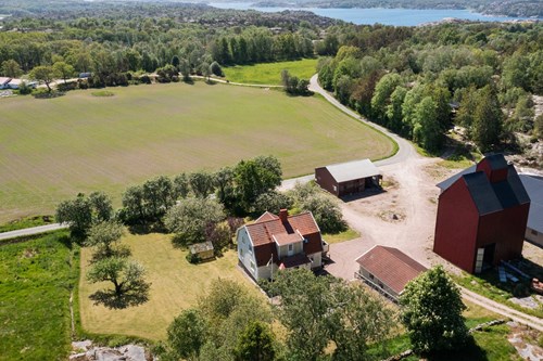 Fastigheten är avstyckad och ägare av byggnaderna som syns på bild vill gärna plantera en häck