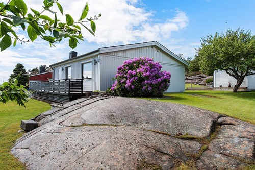 Vacker tomt med inslag av berg