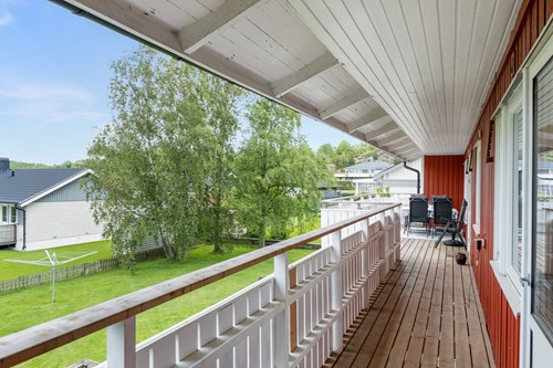 Balkong som nås från kök och sovrum