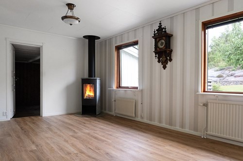 Vardagsrum/TV-rum med kamin som installerades 2013