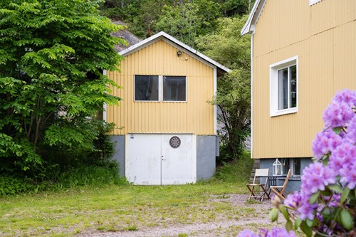 Enklare garage med förvaringsmöjlighet på övre plan som nås ifrån baksidan