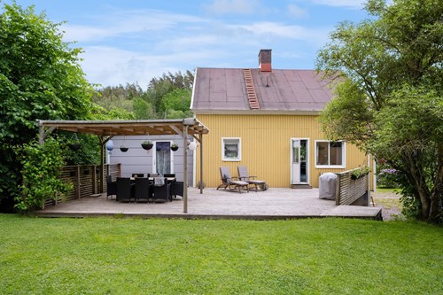 Trevligt hus med mysig baksida