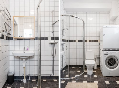 Fullt utrustat badrum. Utanför bild ett fönster för vädring