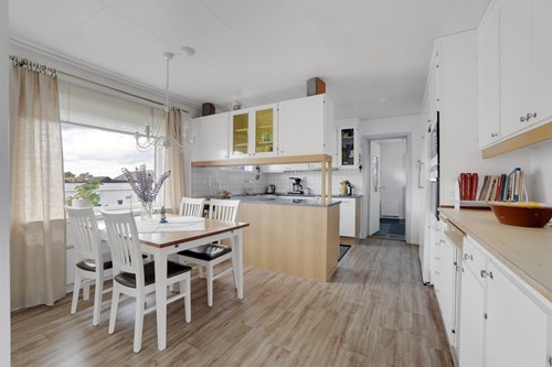 Det härliga köket går i vitt med inslag av trä och granitskivor