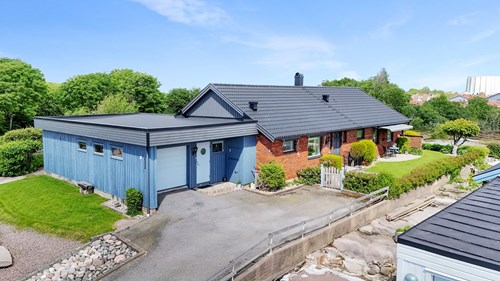 Garage och plats för flera fordon