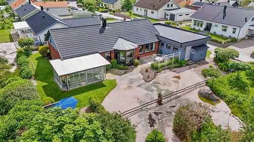 En lättskött trädgård med berg i dagen