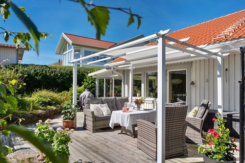 En ny pergola ger möjlighet till middagar under tak, om man nu inte väljer uterummet