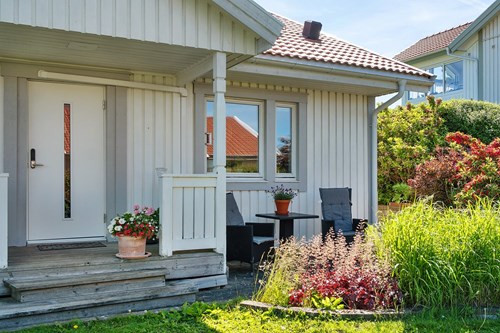Uteplatsen på framsidan erbjuder skugga allt för varma dagar