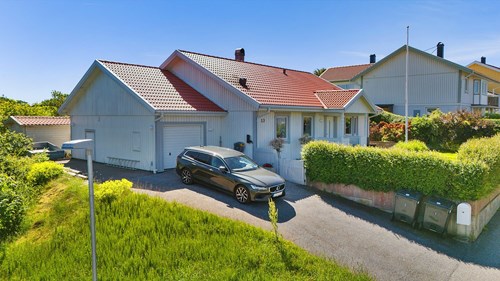 Rymlig uppfart med plats för både bil och båt