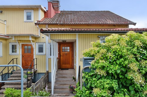 Radhus på gavel i tre plan centralt i Lysekil