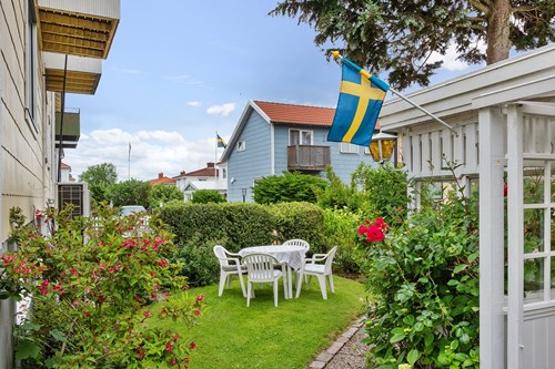 Gavelradhus med lummig trädgård och fristående uterum, bara ett stenkast från havet