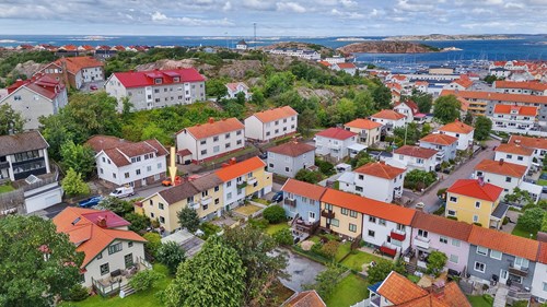 På lugn gata centralt med närhet till allt Lysekil har att erbjuda