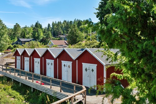 Egen sjöbod – röd, charmig och klassisk, perfekt för sommarförvaring.