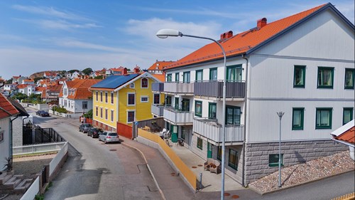 Stora kyrkogatan är en lung gata som leder ner mot början av Norra Hamnen...