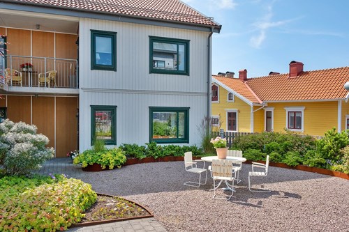 Hela föreningen andas god design och hög kvalitet, till och med uteplatsen