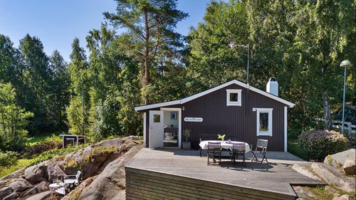 Det större av husen har en ny, väl tilltagen altan