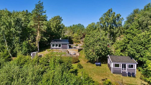 En fastighet, två charmiga stugor