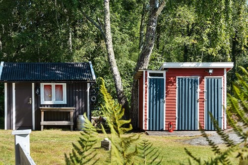 Förrådsbod/ verkstad tillvänster. I den högra röda boden finns en separett