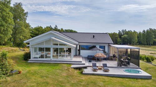 Utemiljön är omfattande och genomtänkt med flera stora trädäck och uteplatser i olika väderstreck