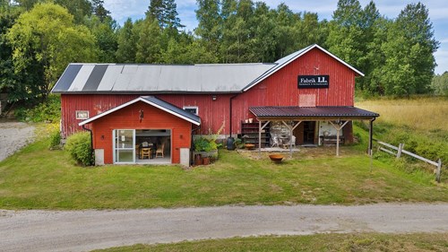 I ladan finns keramikstudio och ateljé, där Fabrik LL startades av nuvarande ägare
