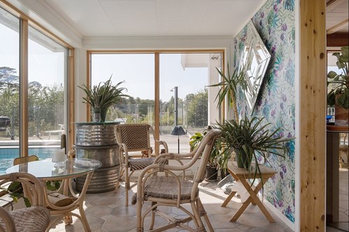 Veranda med utgång till poolen och altanen