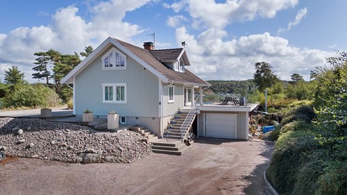 Villa byggd 2002 med garage och plats för flera fordon på uppfarten