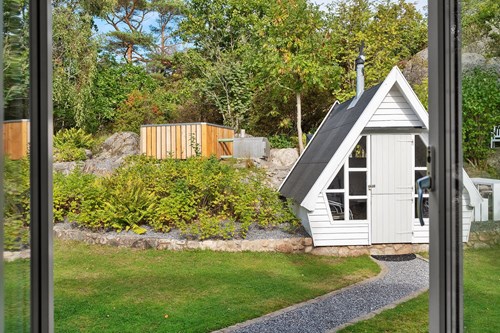 Från vardagsrummet finns altandörr ut till baksidan av huset