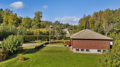 Huset värms med jordvärme och har energiklass C, goda förutsättningar för ett bekvämt boende