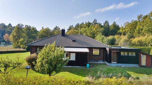 Den generösa tomten ger gott om utrymme att skapa en personlig utemiljö