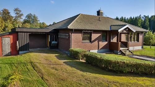 Vidbyggt garage gör vardagen smidigare och erbjuder praktisk plats för bilen